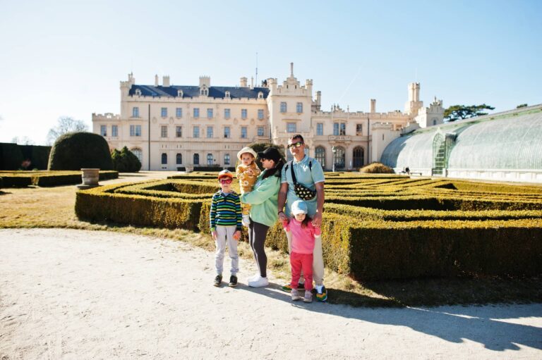 Rodzina z trójką dzieci w parku zamkowym w Lednicach, Czechy © Shutterstock