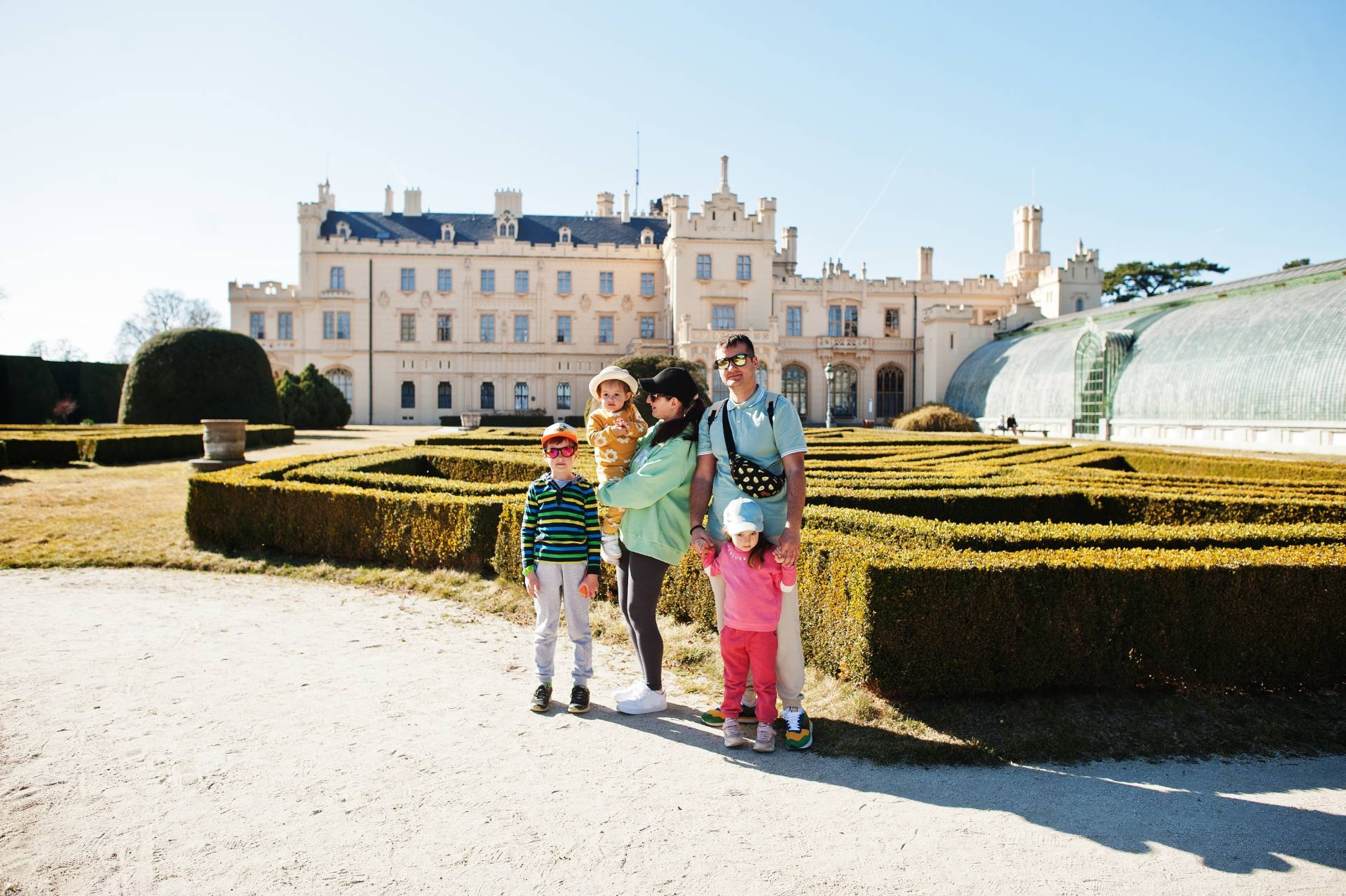 Rodzina z trójką dzieci w parku zamkowym w Lednicach, Czechy © Shutterstock