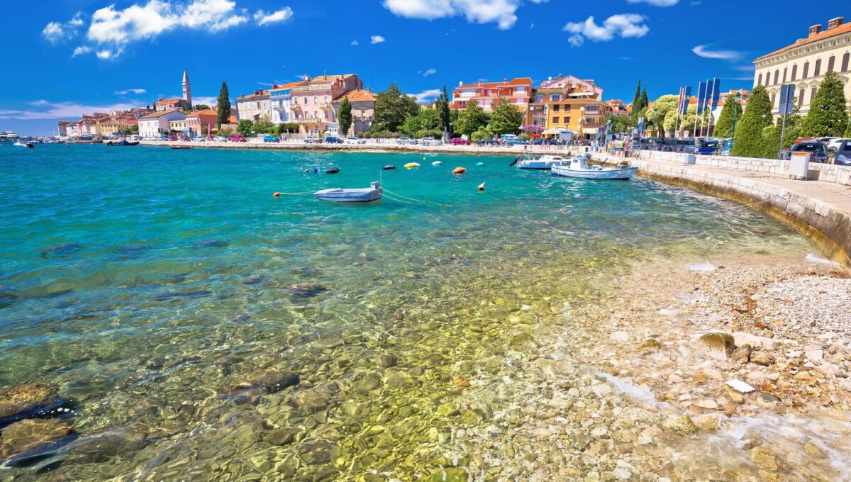 Rovinj. Piękne historyczne miasto Rovinj – widok na plażę i nabrzeże, region Istria, Chorwacja © Shutterstock