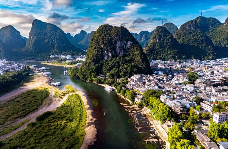 Rzeka Yangshuo i Li w regionie Guangxi, Chiny © Shutterstock