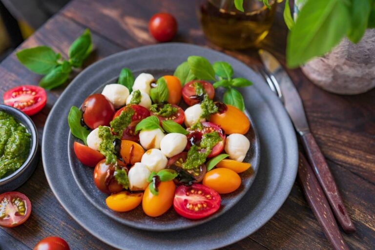 Sałatka caprese ze świeżymi pomidorkami koktajlowymi i mini mozzarellą, Capri, Włochy © Shutterstock