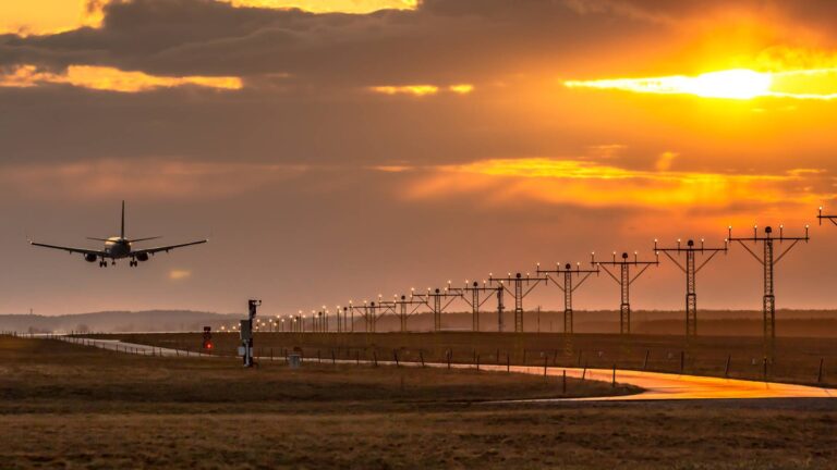 Samolot i zachód słońca w Katowicach © Shutterstock