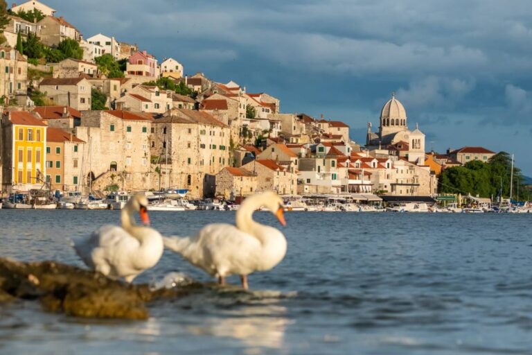 Sibenik Stare Miasto Krajobraz o zachodzie słońca, Dalmacja, Chorwacja © Shutterstock