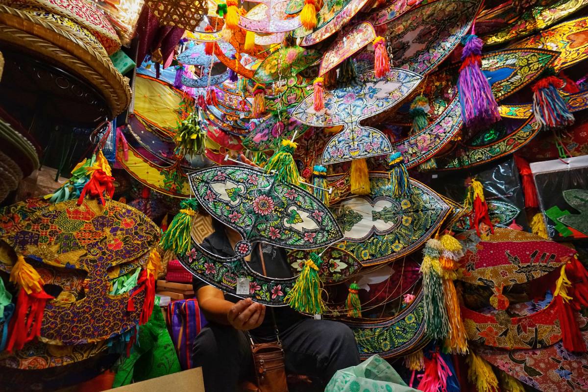 Sklep z kolorowymi malezyjskimi latawcami w Central Market, Kuala Lumpur  © Shutterstock
