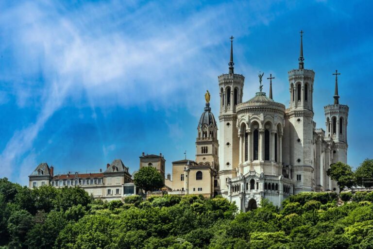 Słynna bazylika Notre-Dame de Fourvière w Lyonie © Shutterstock