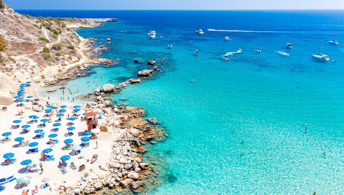 Słynna plaża nad Zatoką Konnos w pobliżu Protaras, Ayia Napa. Dystrykt Famagusta, Cypr © Shutterstock