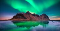 Słynne góry Stoksnes na przylądku Vestrahorn na Islandii, zorza polarna © Shutterstock