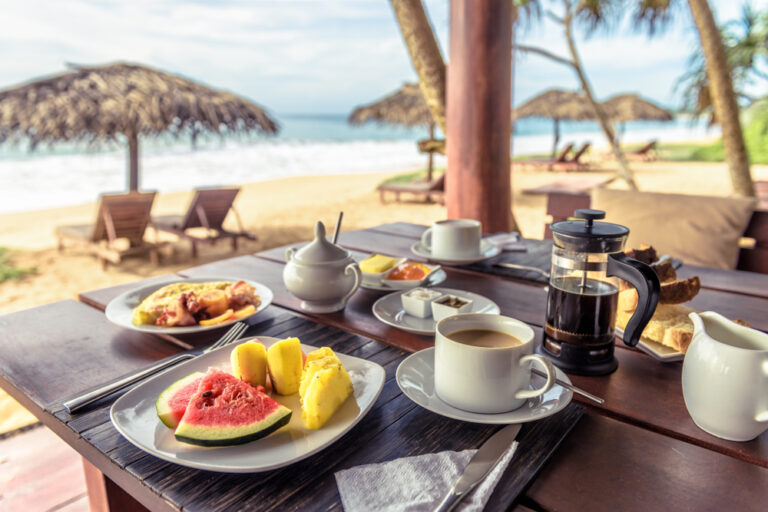 Śniadanie na plaży na Sri Lance © Shutterstock