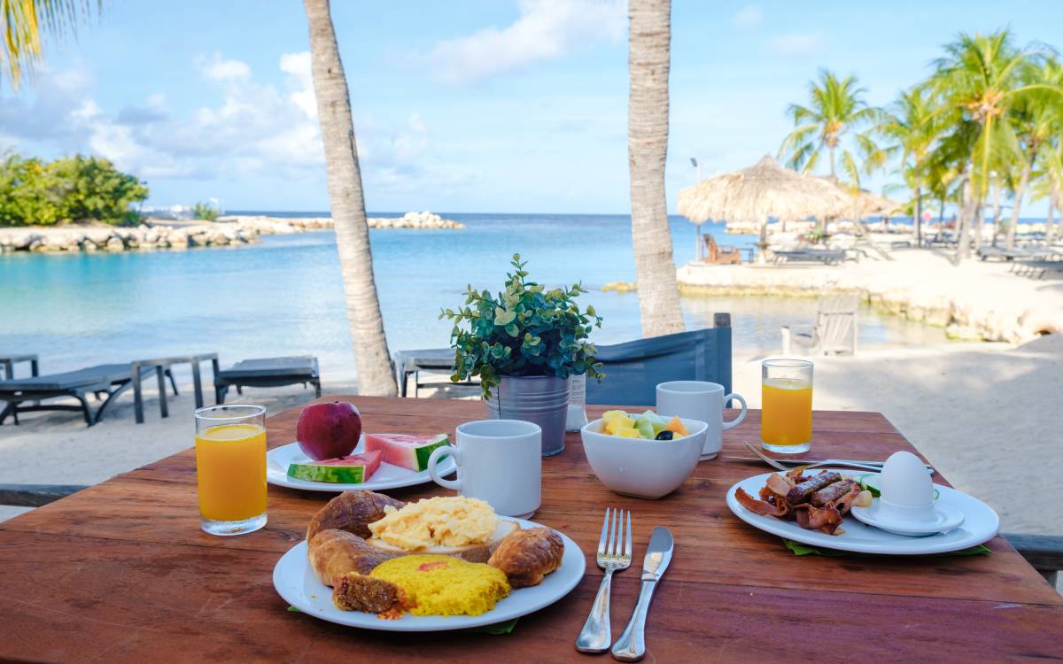 Śniadanie na plaży na karaibskiej wyspie Curaçao © Shutterstock