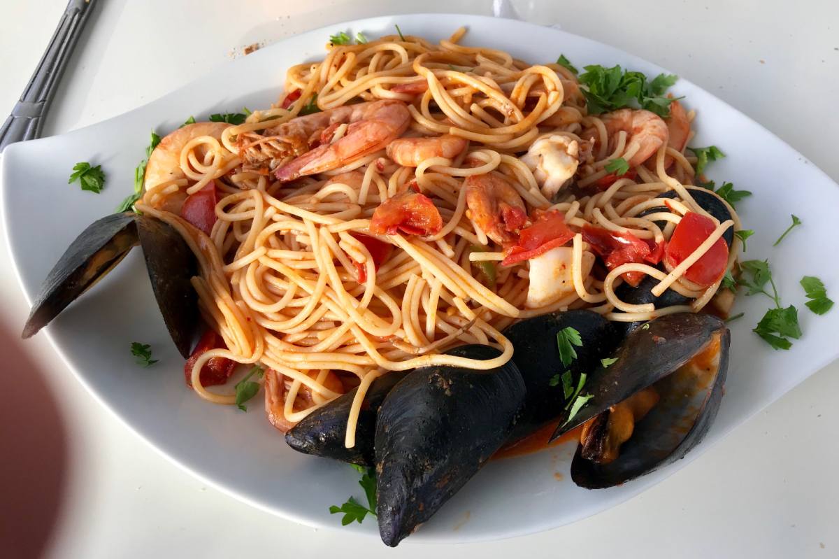 Spaghetti z owocami morza w mieście Hammamet na plaży, Tunezja © Shutterstock