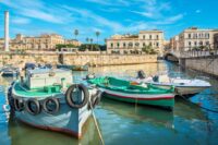 Statki rybackie cumują w porcie na wyspie Ortigia. Syrakuzy, Sycylia, Włochy © Shutterstock