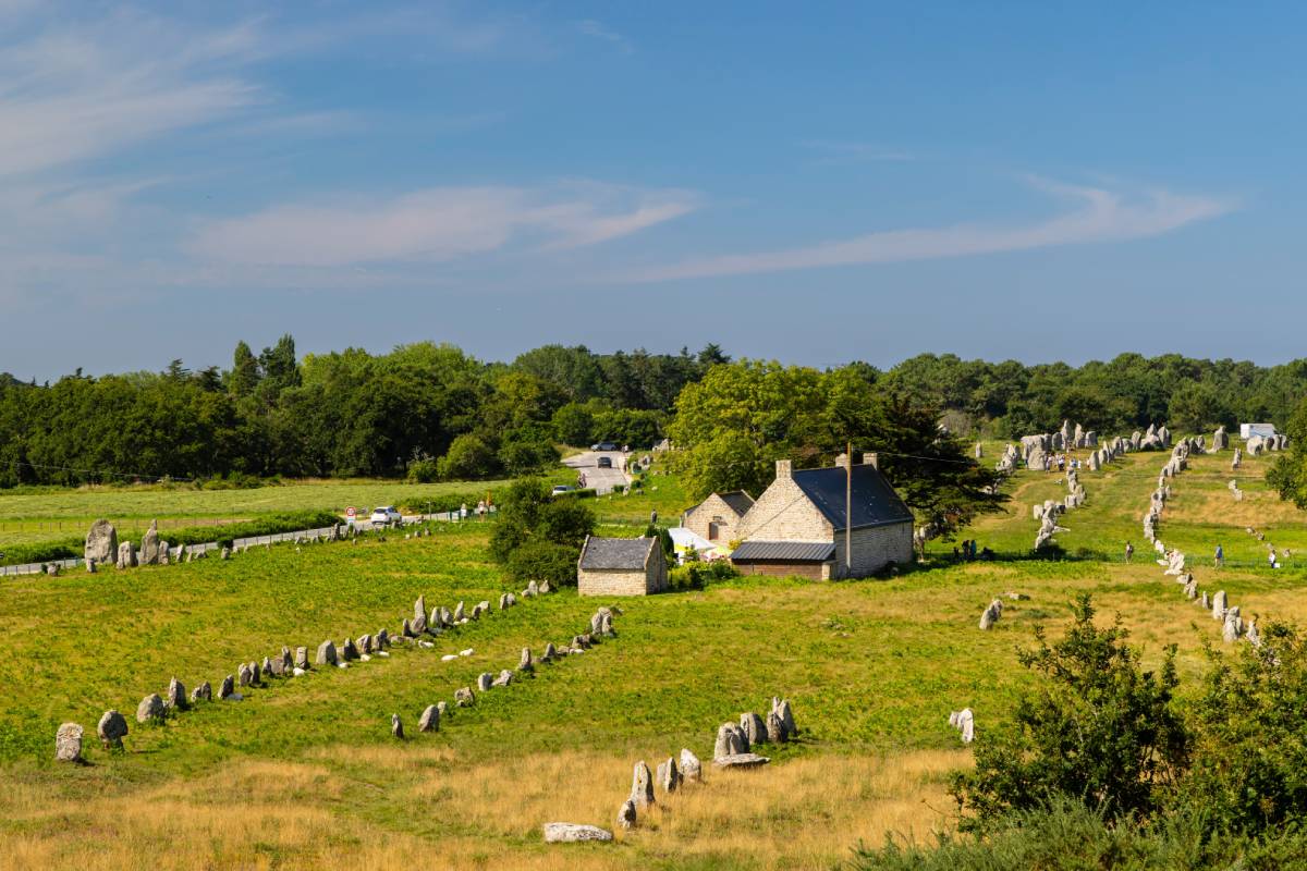 Stojące kamienie w Carnac, Bretania, Francja © Shutterstock