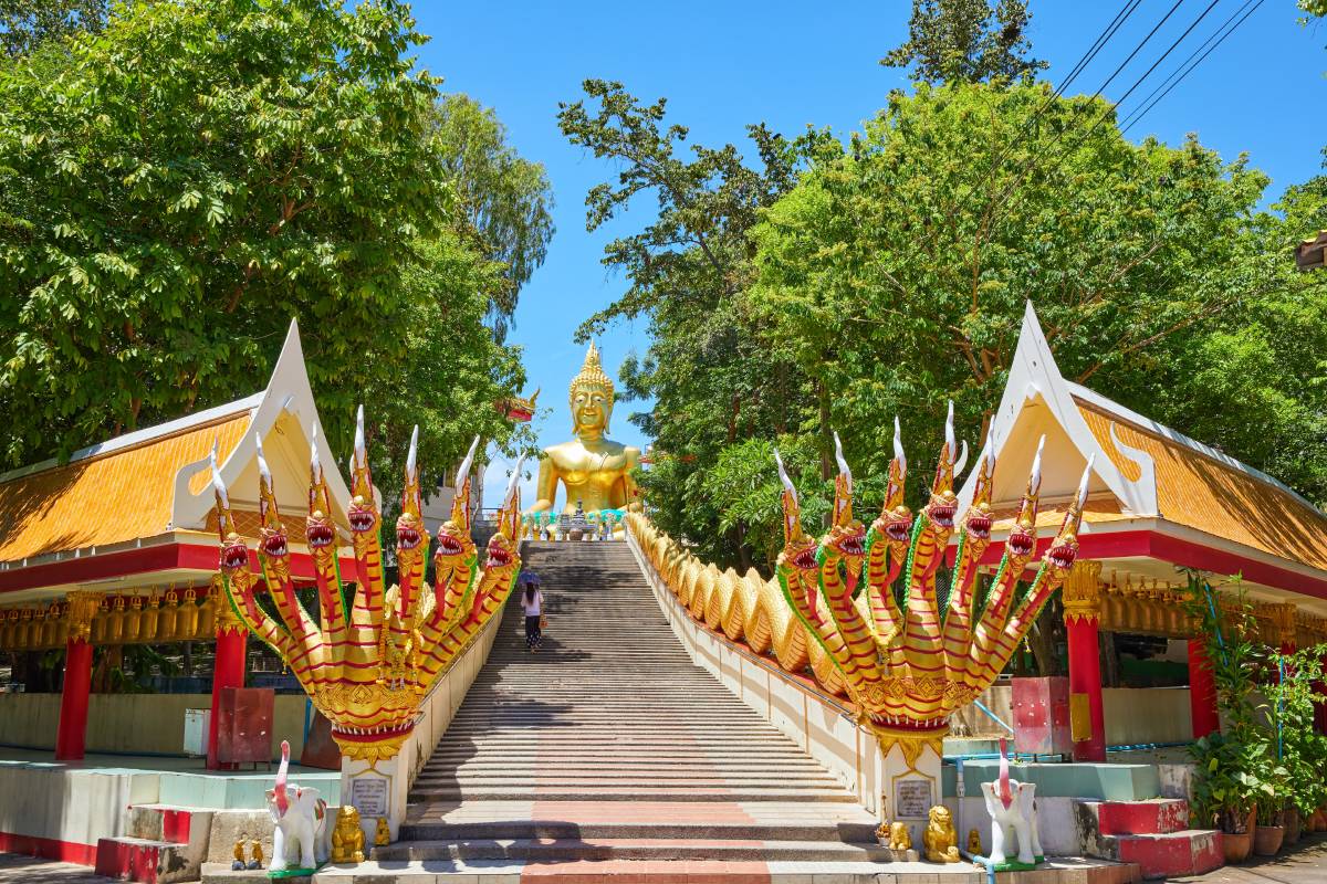 Świątynia buddyjska z kolosalnym posągiem Buddy w Pattaya, Tajlandia © Shutterstock