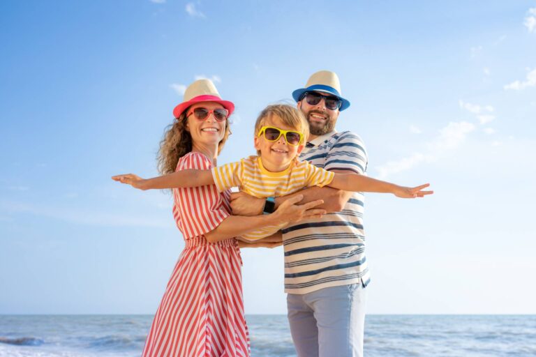 Szczęśliwa rodzina bawiąca się na plaży © Shutterstock