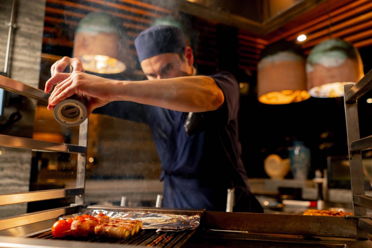  Szef kuchni w japońskiej restauracji © Shutterstock