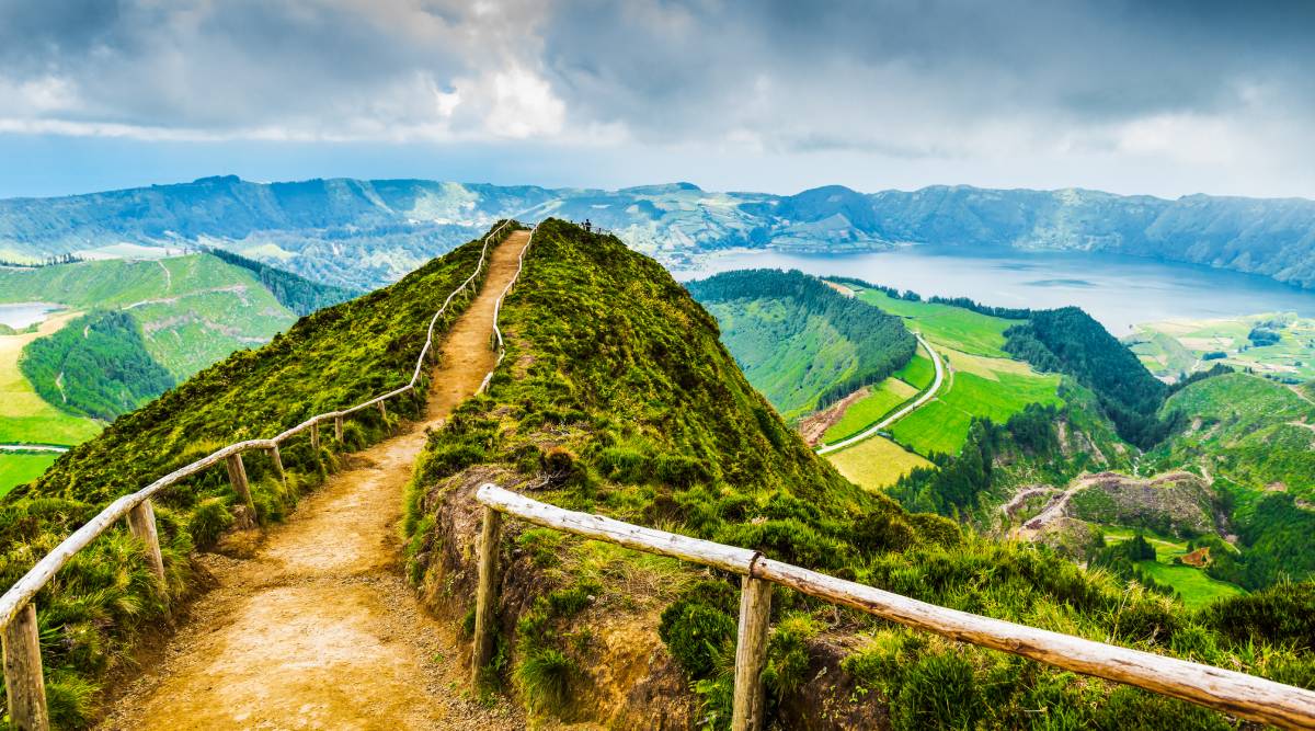 Szlak prowadzący do widoku na jeziora Sete Cidades, Azory, Portugalia © Shutterstock