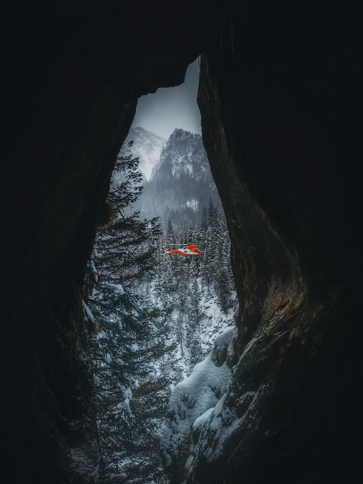 sekundy-dla-zycia-zdjecie-smiglowca-topr-sokol-autorstwa-pawla-mazura-jaskinia