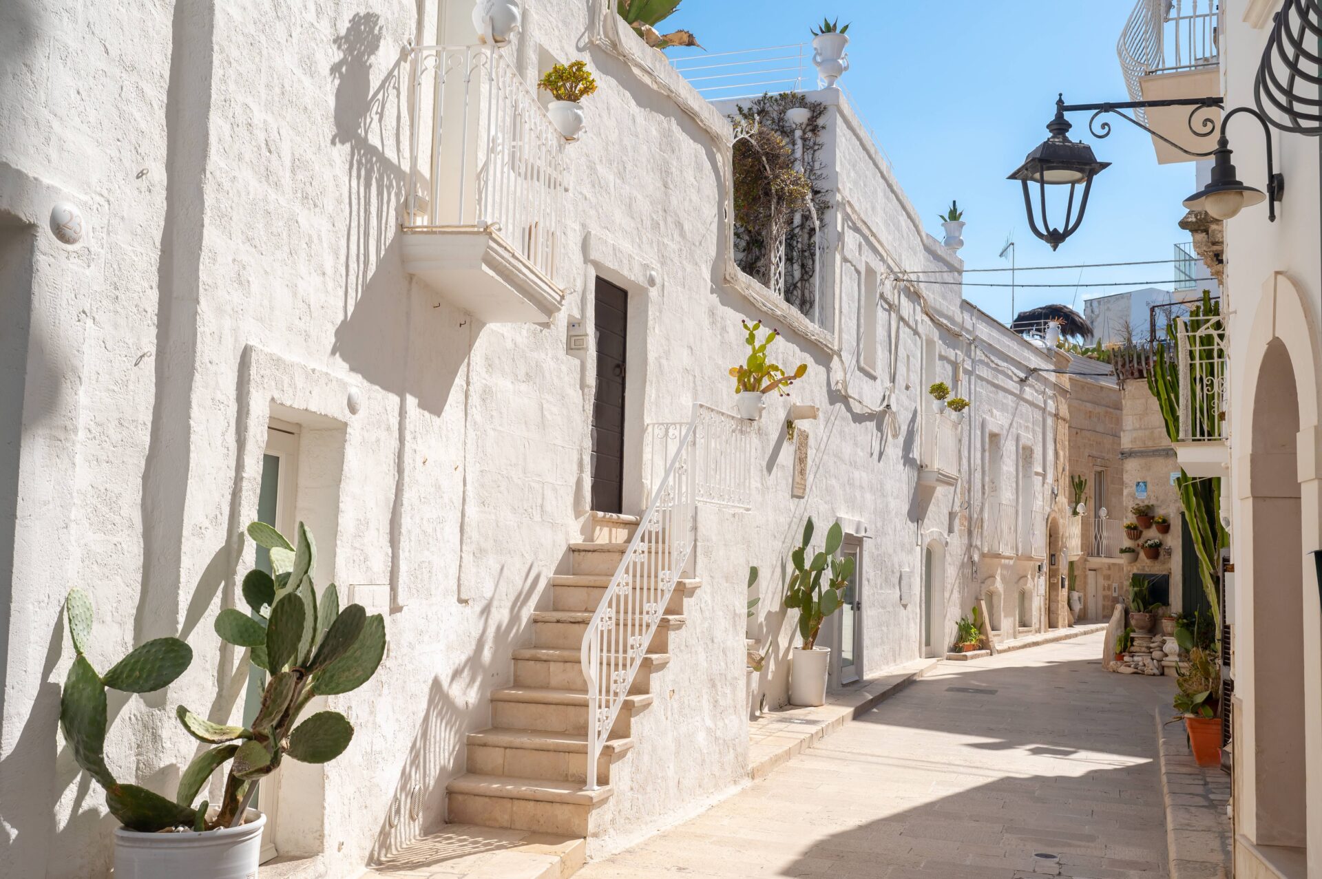 Uliczka Starego Miasta Monopoli, Apulia, Włochy © Shutterstock
