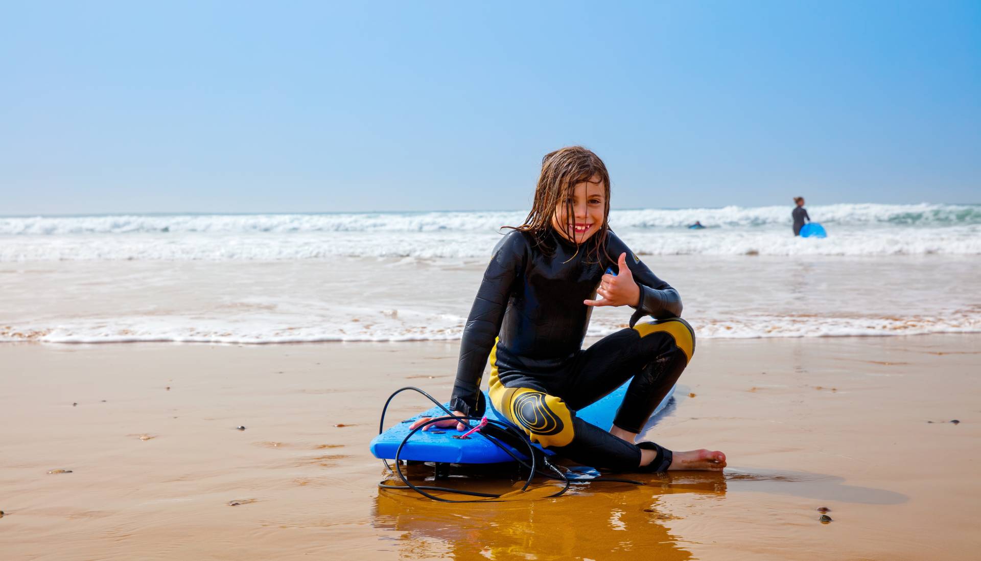 Uśmiechnięte dzieci na plaży w Maroku © Shutterstock