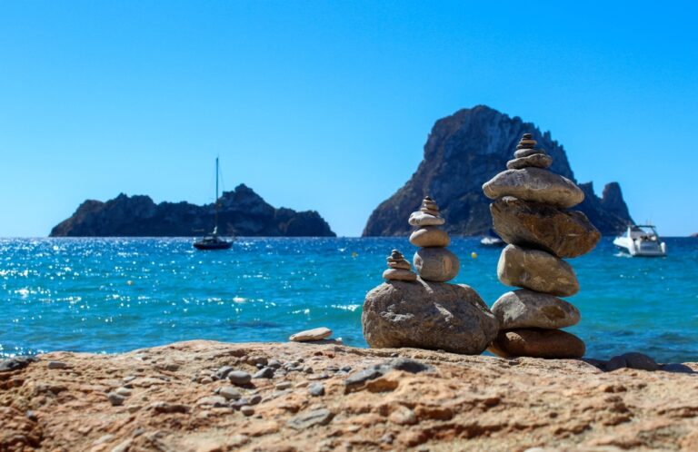 Widok na Es Vedrę z Cala d'Hort, Hiszpania © Shutterstock