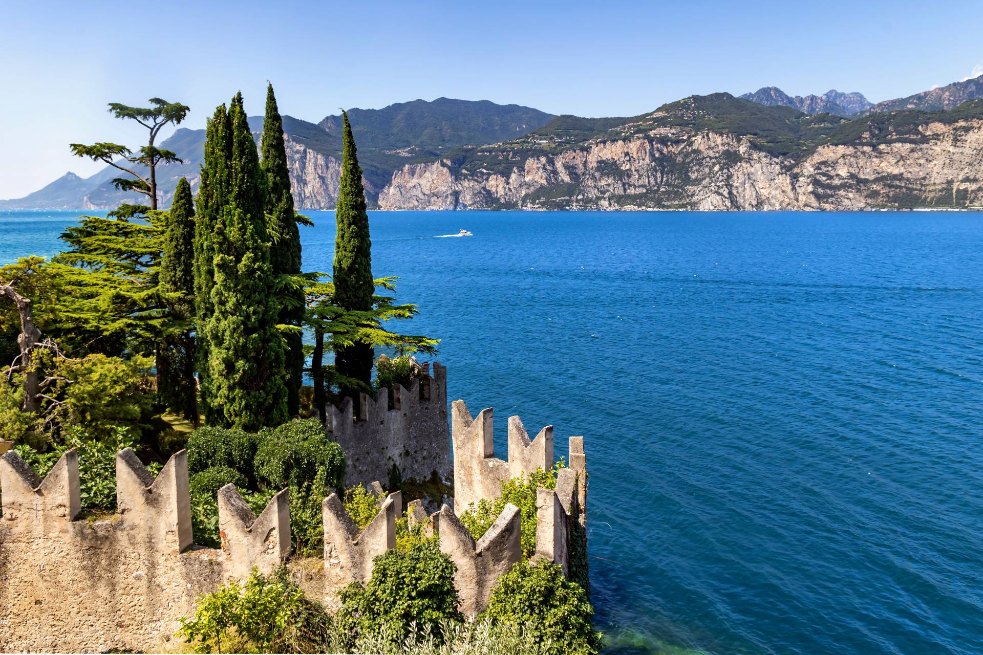 Widok na Jezioro Garda i Alpy Włoskie z miejscowości Malcesine. Włochy, Wenecja Euganejska i Lombardia, południowa Europa © Shutterstock