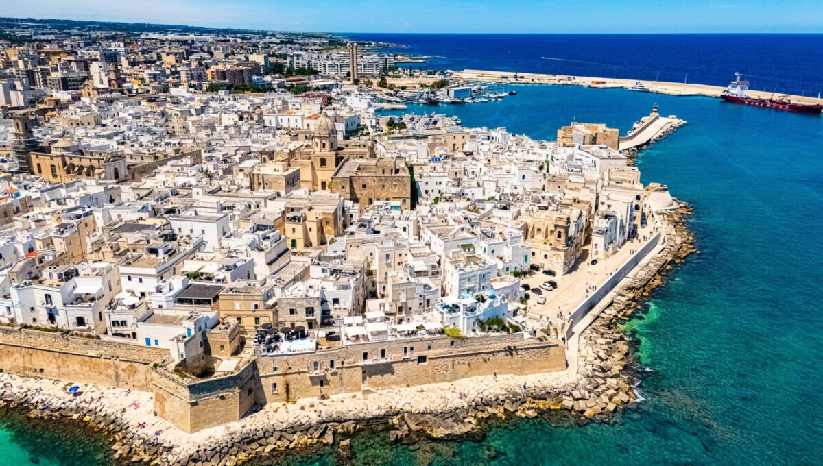 Widok na Monopoli, Apulia, Włochy © Shutterstock