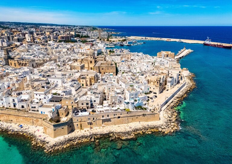 Widok na Monopoli, Apulia, Włochy © Shutterstock