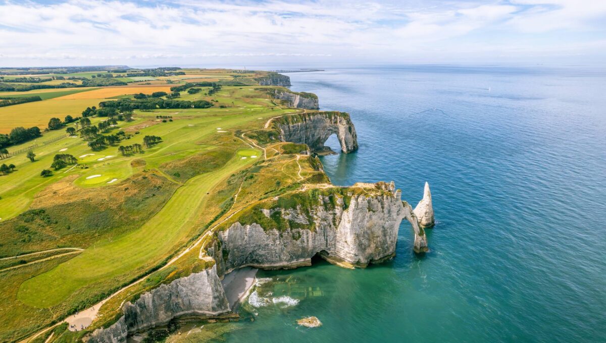 Widok na białe klify Etretat w Normandii, Francja © Shutterstock