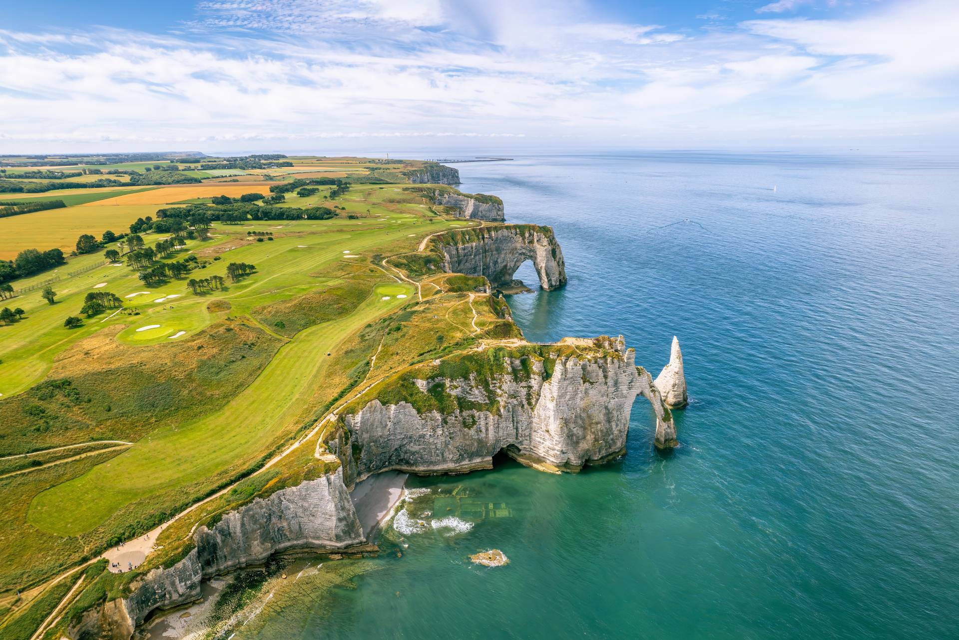 Widok na białe klify Etretat w Normandii, Francja © Shutterstock
