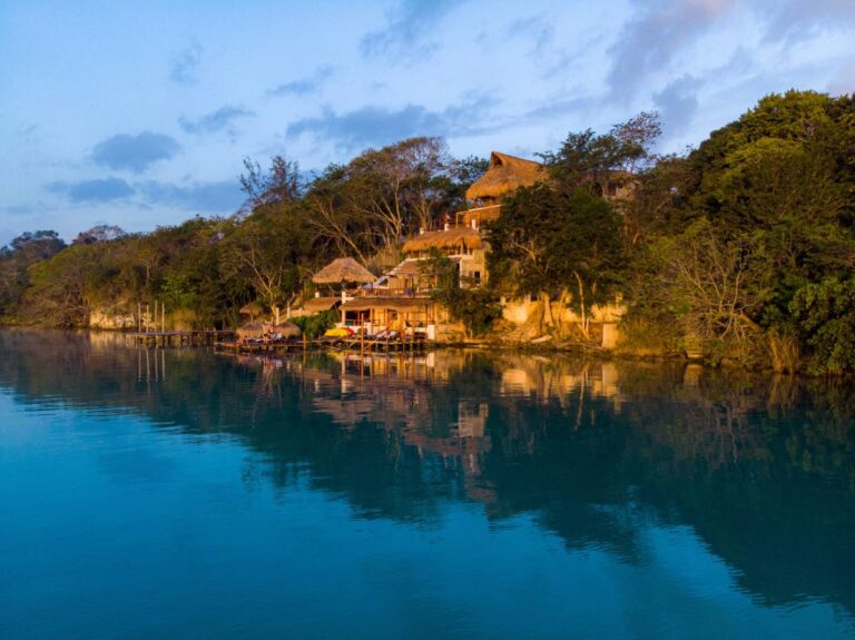 Widok na hotel butikowy Xcabal, położony nad Laguną Bacalar w południowej części półwyspu Jukatan w Meksyku © Shutterstock