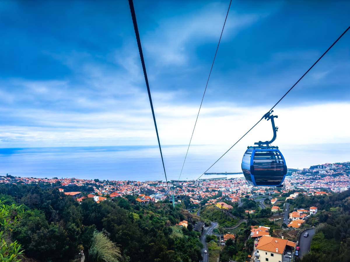 Widok na kolejkę linową w mieście Funchal © Shutterstock