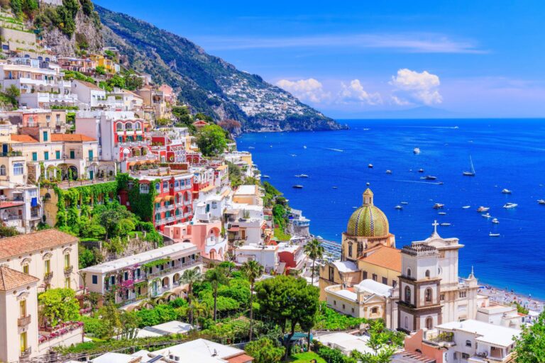 Widok na miasteczko Positano i nadmorską panoramę © Shutterstock