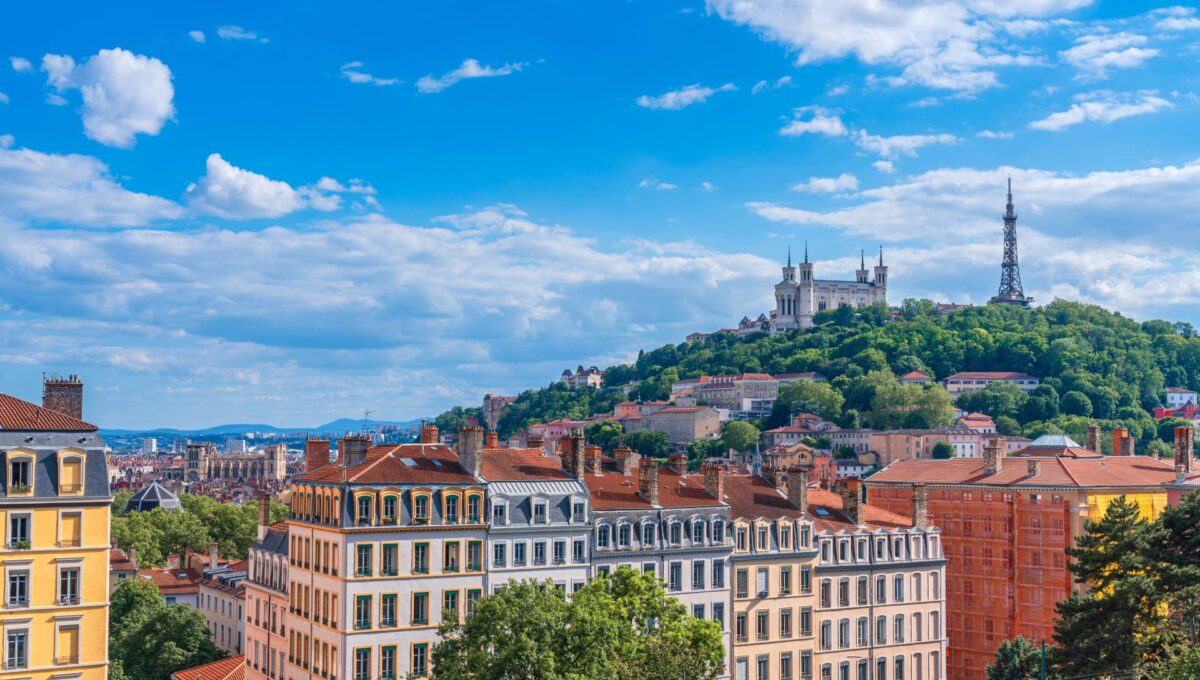 Widok na panoramę Lyonu z dzielnicy Croix-Rousse w kierunku wzgórza Fourvière we Francji © Shutterstock
