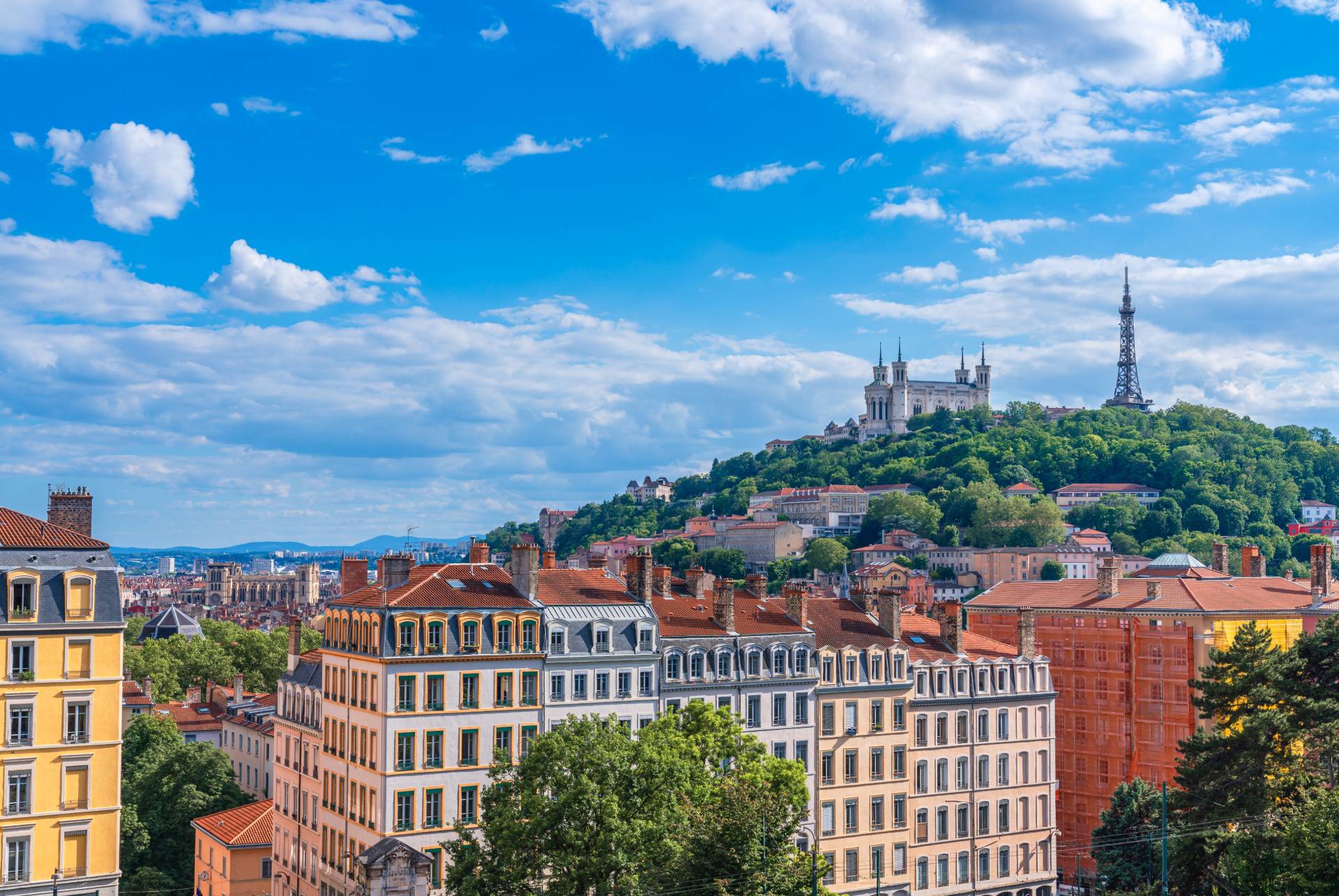 Widok na panoramę Lyonu z dzielnicy Croix-Rousse w kierunku wzgórza Fourvière we Francji © Shutterstock