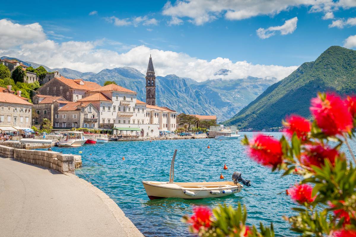 Widok na panoramę zabytkowego miasta Perast w słynnej Zatoce Kotorskiej © Shutterstock