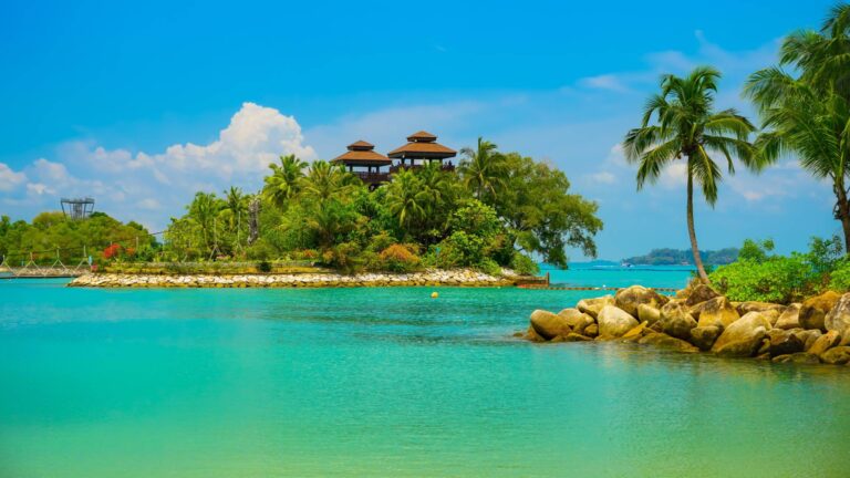 Widok na piękną plażę w Sentosa Island, Singapur © Shutterstock