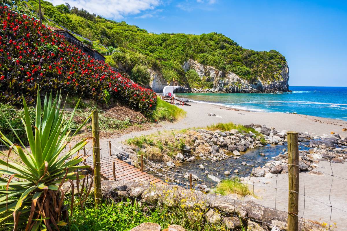 Widok na plażę Moinhos i malowniczą zatokę, wyspa São Miguel, Azory, Portugalia © Shutterstock