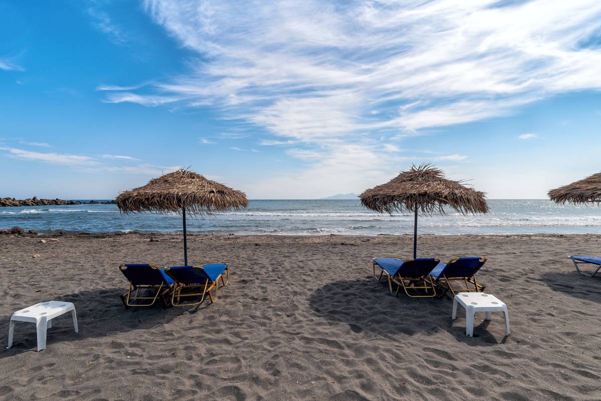 Widok na plażę Monolithos , Santorini © Shutterstock