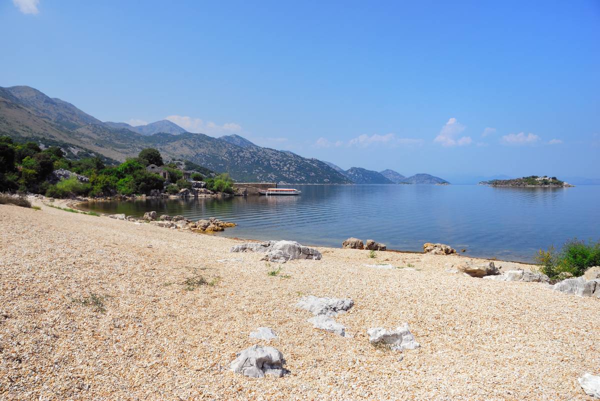 Widok na plażę i piękne górskie jezioro Szkoderskie © Shutterstock