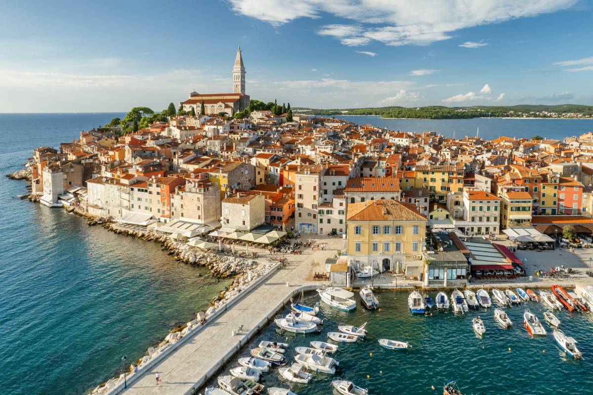 Widok na stare miasto Rovinj na półwyspie Istria, Chorwacja © Shutterstock