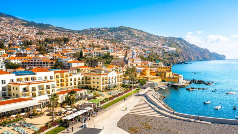 Widok na stolicę Madery – miasto Funchal, położone na południowym wybrzeżu wyspy, w Portugalii © Shutterstock