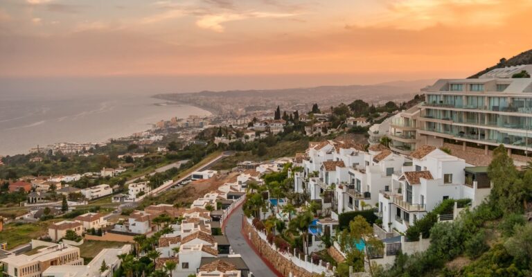 Widok na zachód słońca na luksusowe miasto kurortowe Marbella, Costa del Sol, Andaluzja, Hiszpania © Shutterstock