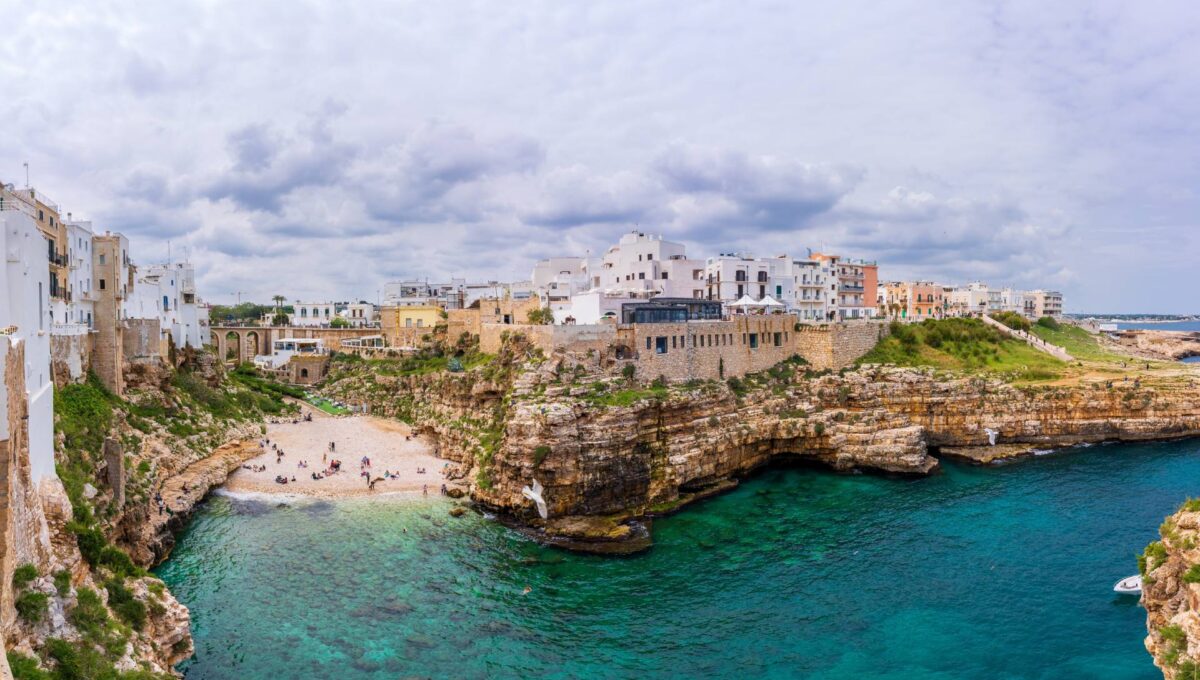 Widok na zatokę Lama Monachile w miejscowości Polignano a Mare we Włoszech © Shutterstock