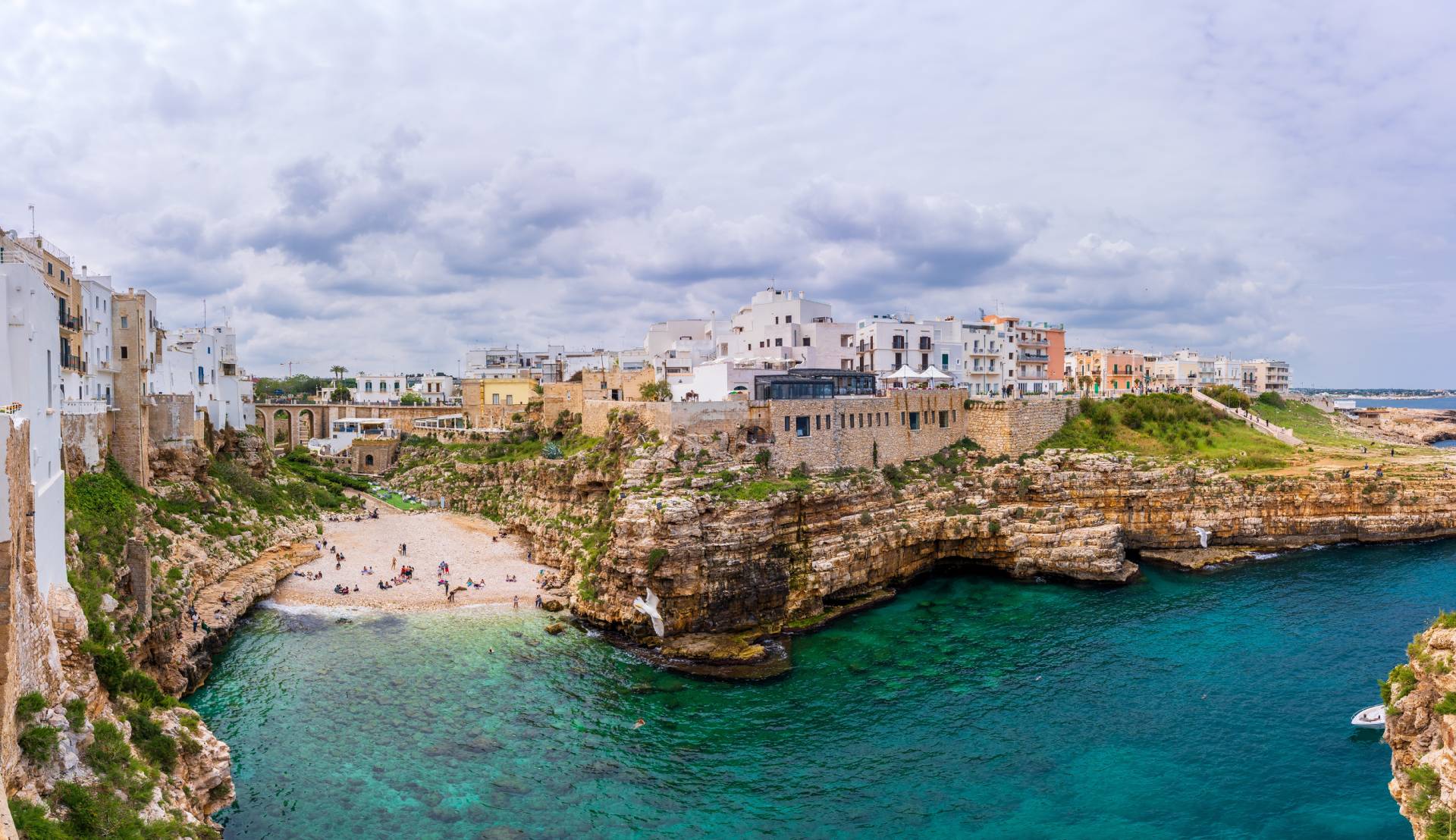 Widok na zatokę Lama Monachile w miejscowości Polignano a Mare we Włoszech © Shutterstock