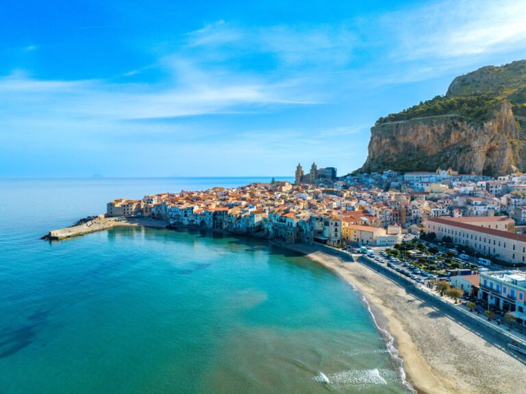 Widok z drona na Cefalù na Sycylii © Shutterstock