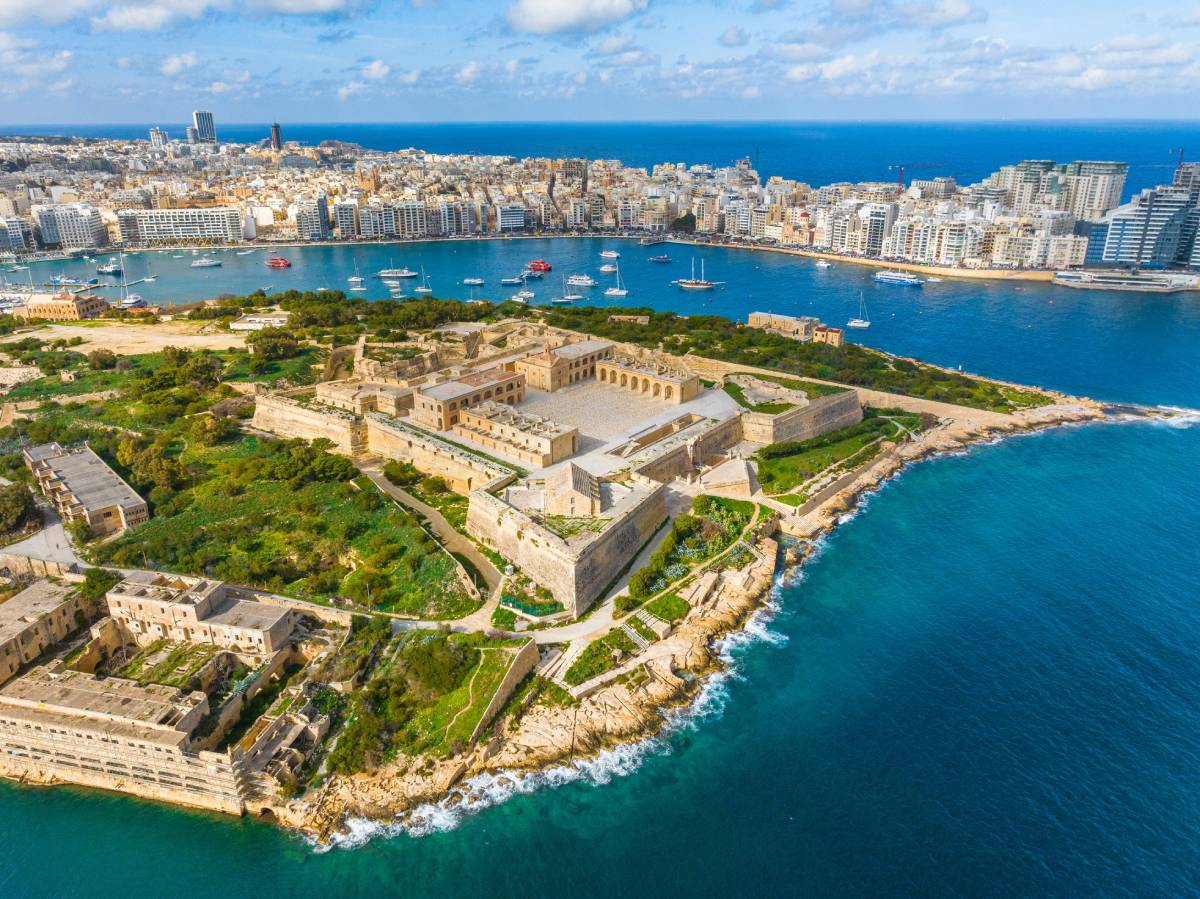 Widok z drona na wyspę i fort Manoel z miastem Sliema w tle. Gżira, Malta © Shutterstock