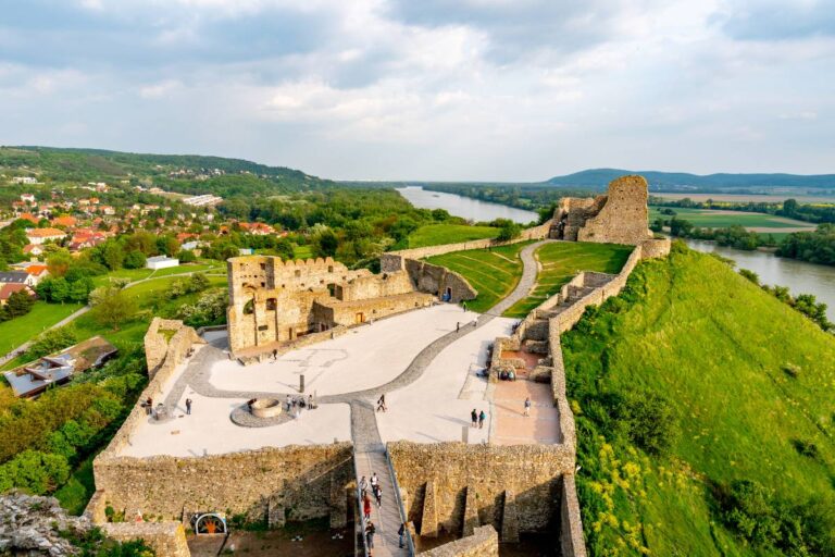 Widok z góry na Zamek Devin © Shutterstock