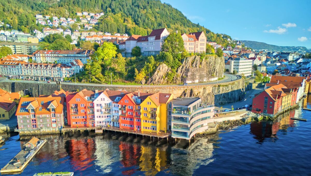 Widok z lotu ptaka na dzielnicę Skutevik w Bergen, Norwegia © Shutterstock