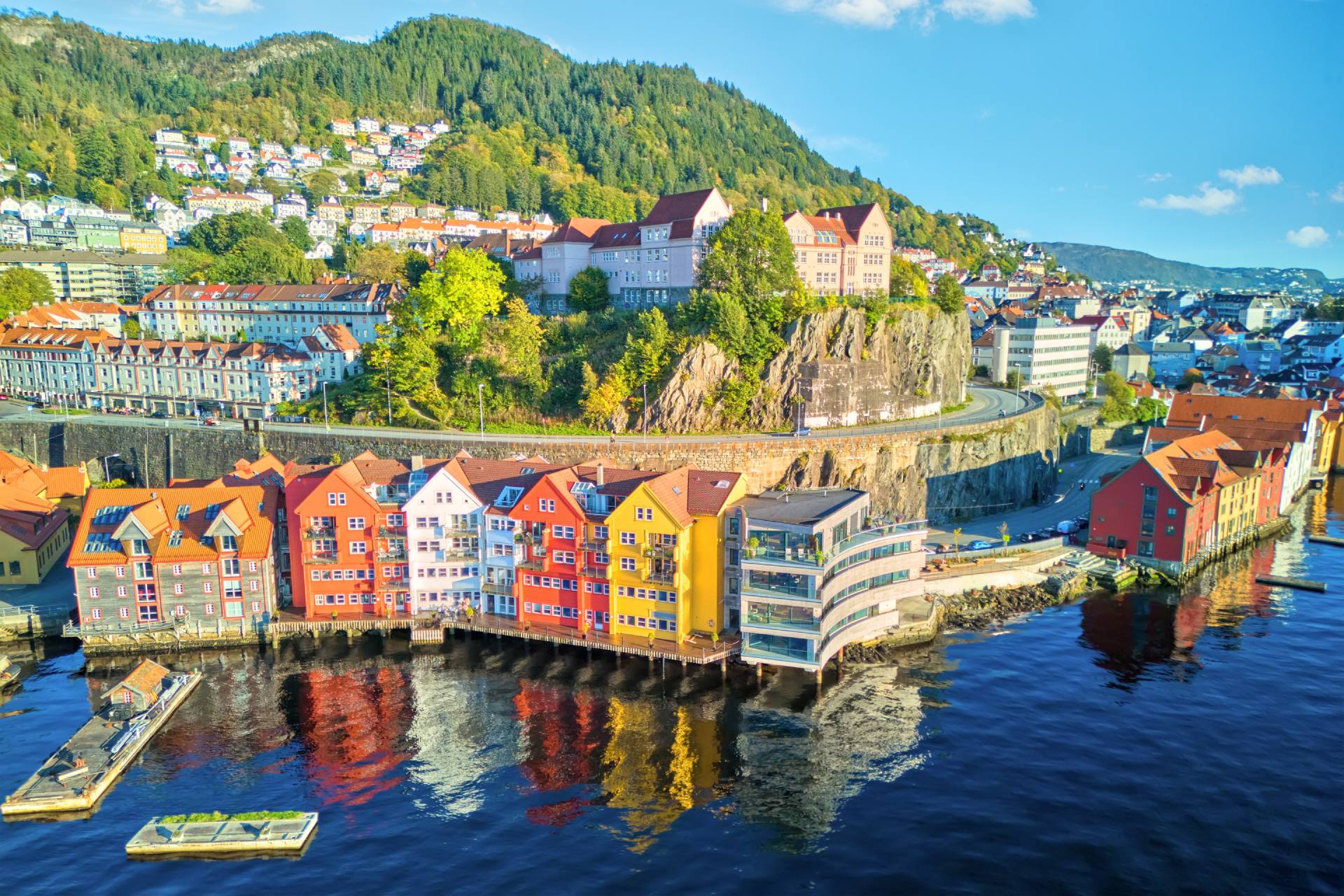 Widok z lotu ptaka na dzielnicę Skutevik w Bergen, Norwegia © Shutterstock