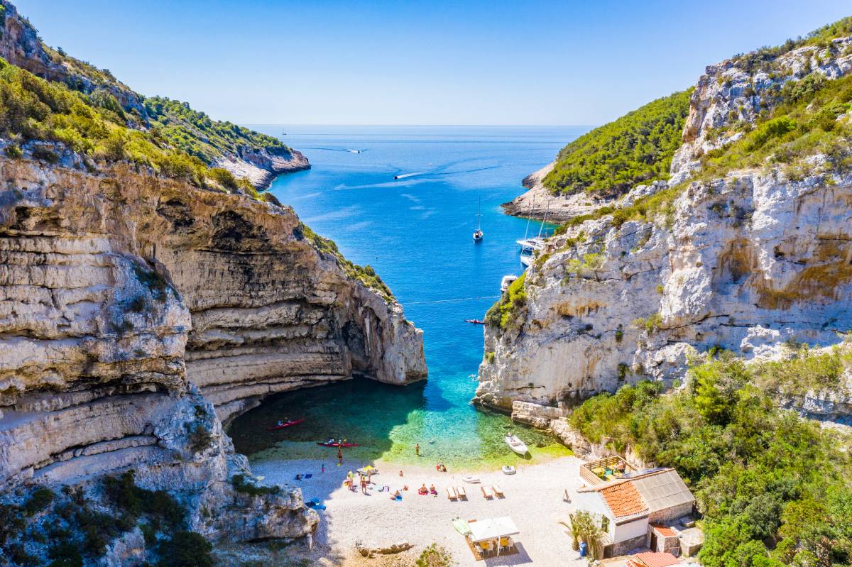 Widok z lotu ptaka na piękną plażę Stiniva na wyspie Vis, Chorwacja © Shutterstock